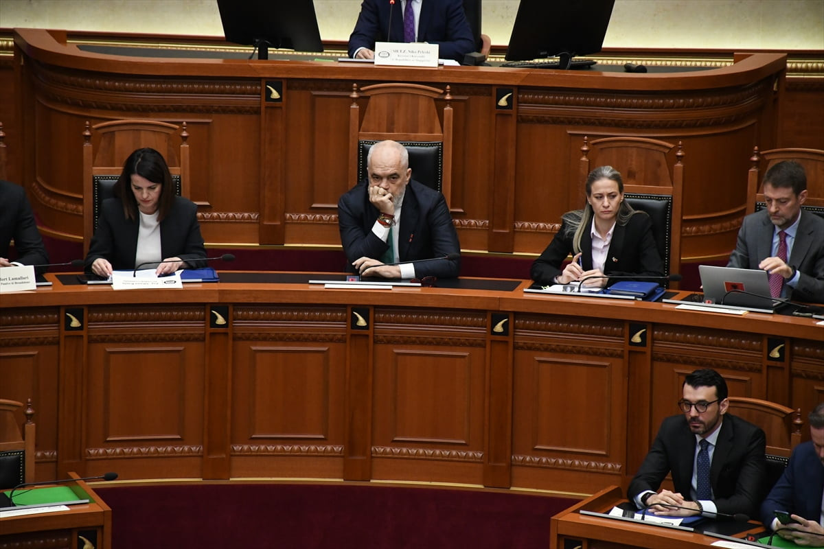 Arnavutluk Meclisinde, hakkında yolsuzluk iddiaları bulunan eski Başbakan Yardımcısı ve Altyapı ve...