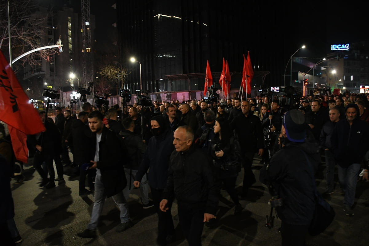 Arnavutluk'taki ana muhalefet partisi Demokratik Partinin (PD) çağrısıyla başkent Tiran'da...