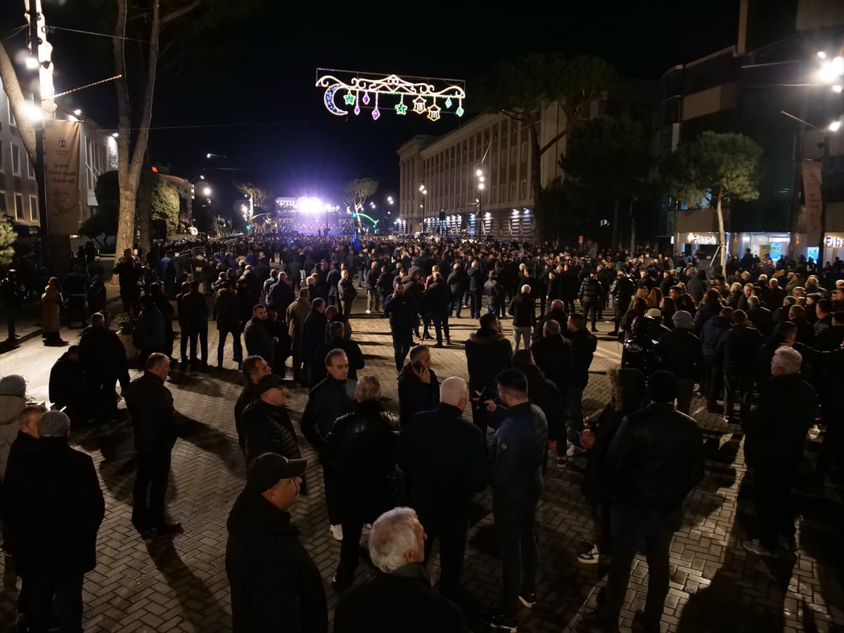 Arnavutluk'taki ana muhalefet partisi Demokratik Partinin (PD) çağrısıyla başkent Tiran'da...