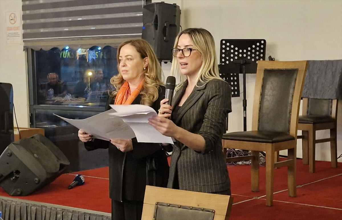 Arnavutluk'un Ankara Büyükelçisi Blerta Kadzadej (solda), Hatay'da düzenlenen iftar programında...