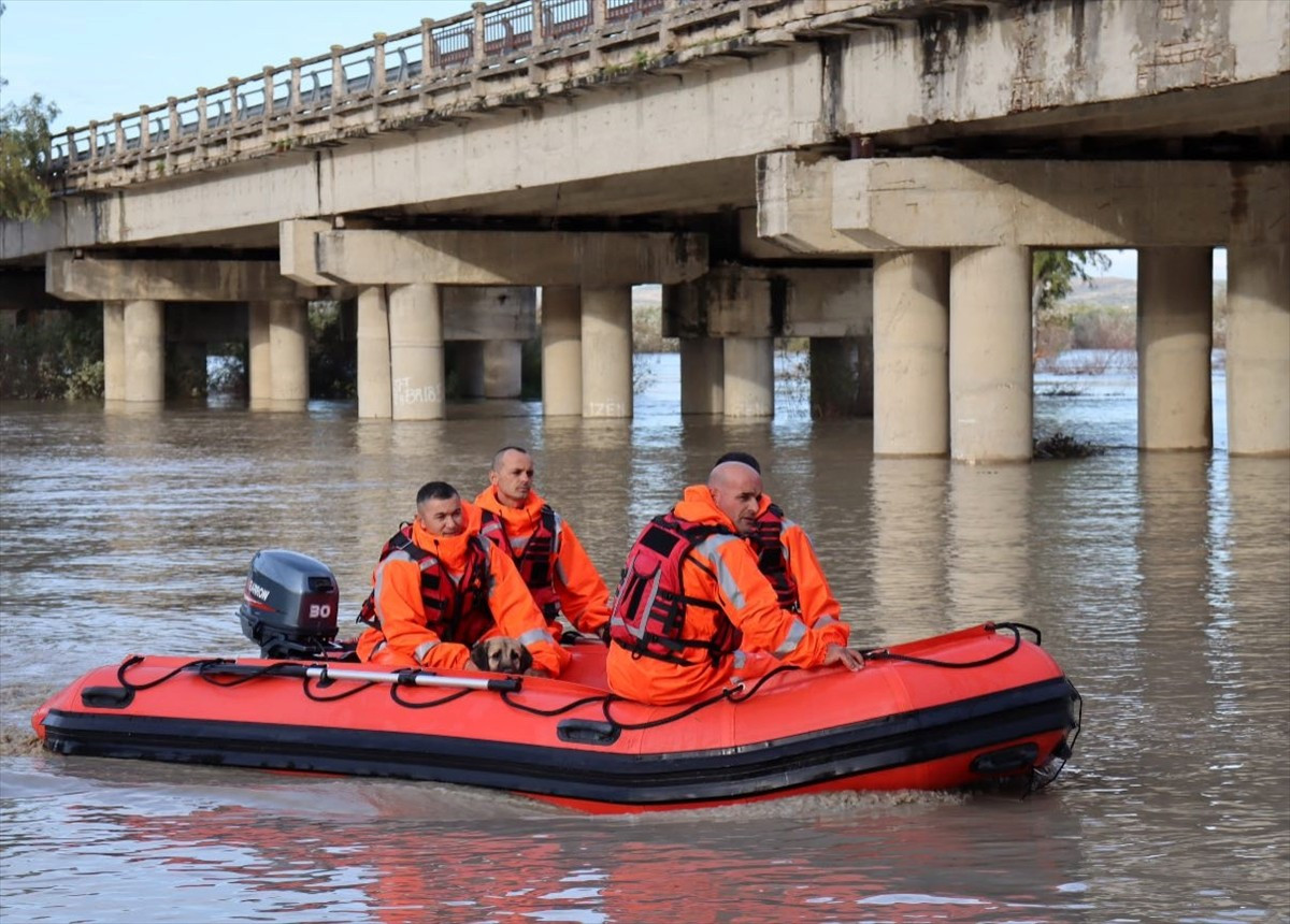 Arnavutluk'un çeşitli bölgelerini etkisi altına alan yağışların arından meydana gelen sellerde...