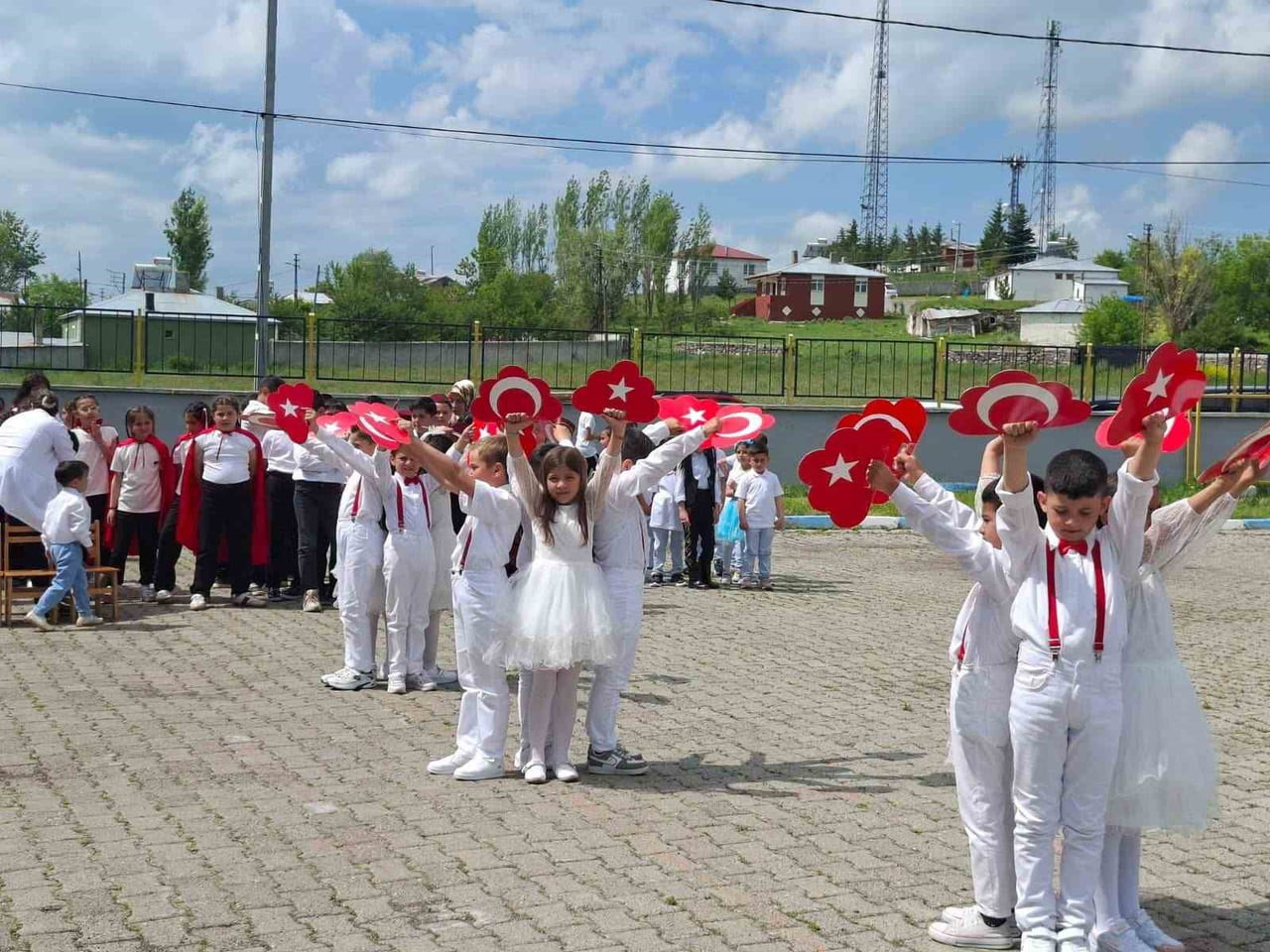 ARPAÇAY ATATÜRK İLKOKULU’NDA YIL SONU ŞENLİĞİ VE MEZUNİYET COŞKUSU(KARS-İHA)
