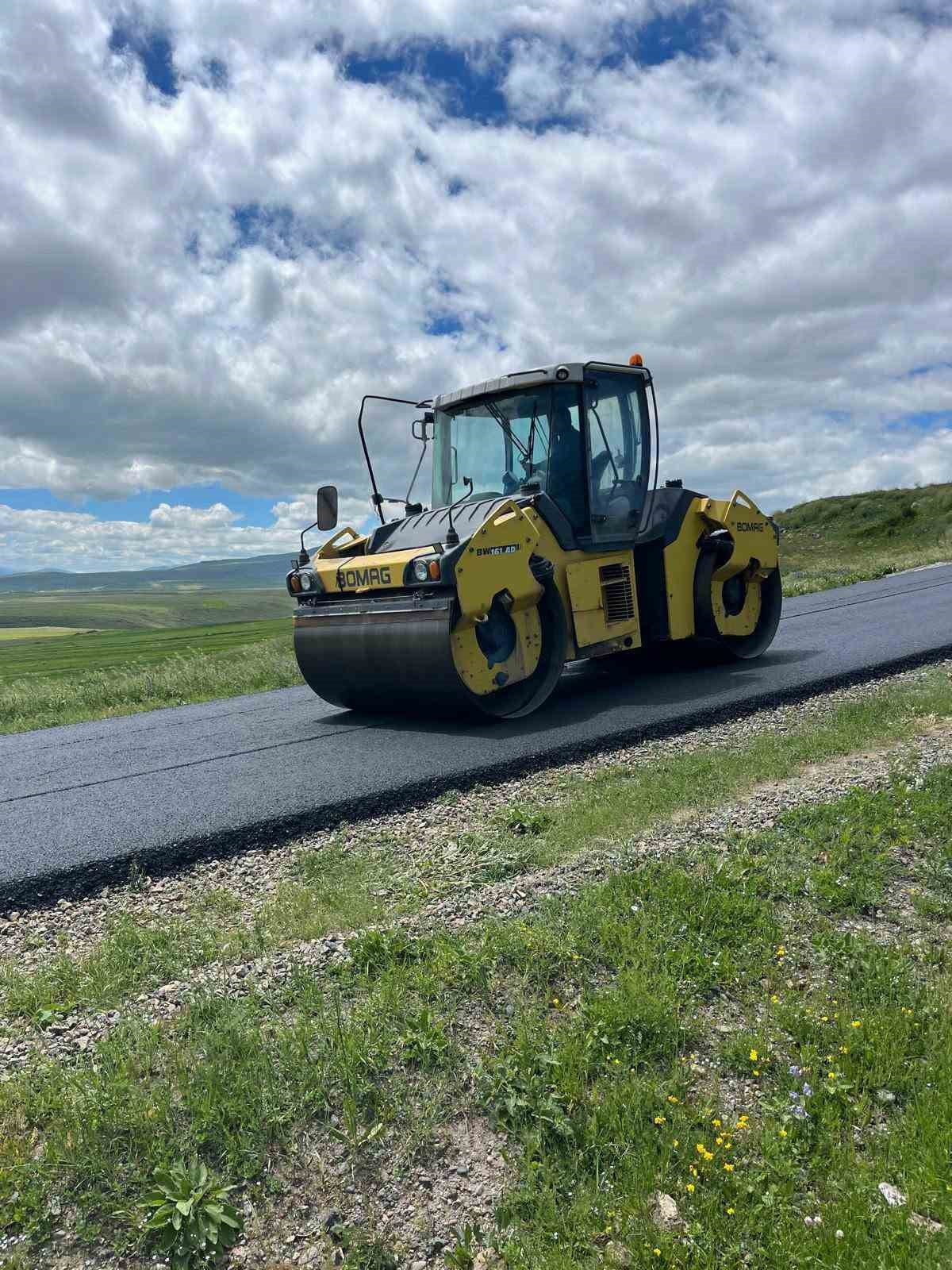 ARPAÇAY MELİKÖY'DE SICAK ASFALT SEVİNCİ: KÖYÜN ULAŞIM ÇİLESİ SONA ERDİ(KARS-İHA)