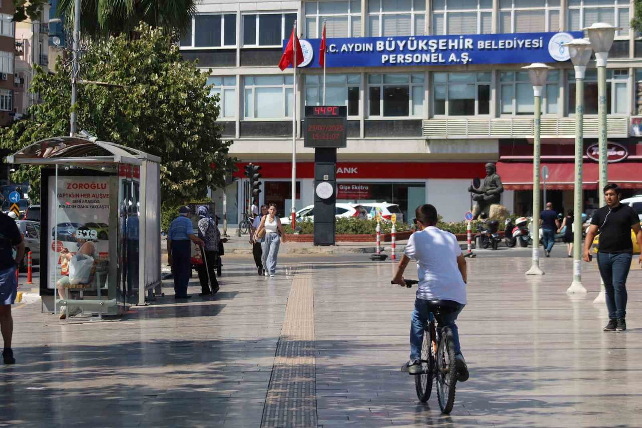 (ARŞİV FOTO) - ÖZELLİKLE YAZ AYLARINDA NÜFUS ARTIŞI YAŞAYAN AYDIN'DA, İKAMET İZNİ ALAN...