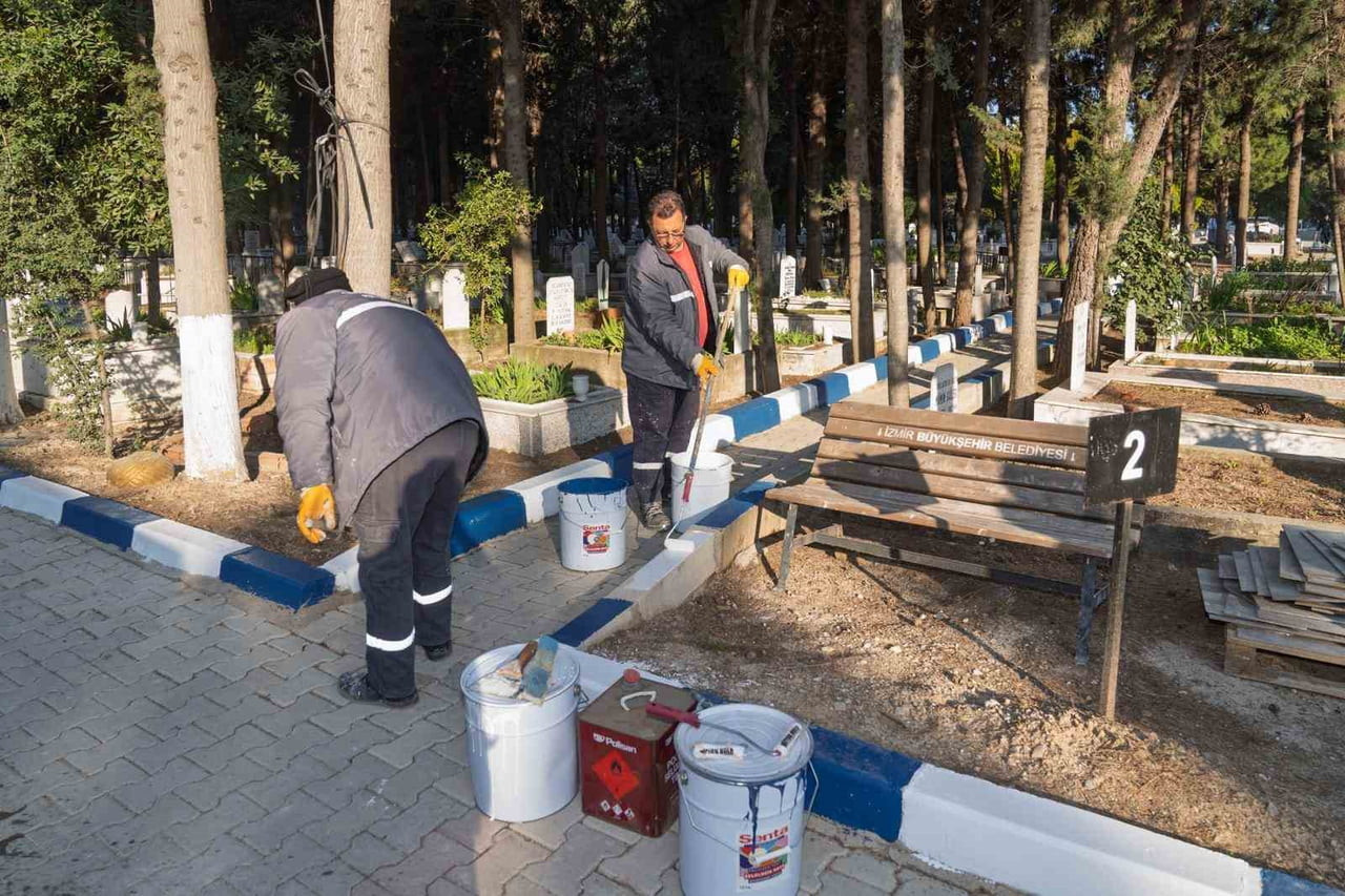 ARTAN NÜFUS VE DOLAN MEZARLIKLAR KARŞISINDA HAREKETE GEÇEN İZMİR BÜYÜKŞEHİR BELEDİYESİ, 12 İLÇEDE...