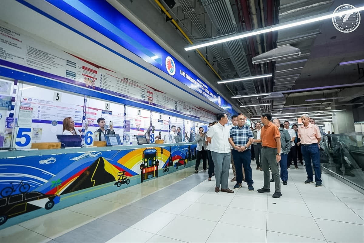 Artan yakıt fiyatları nedeniyle Filipinler hükümeti, toplu taşıma araçları (PUV) sürücüleri ve...