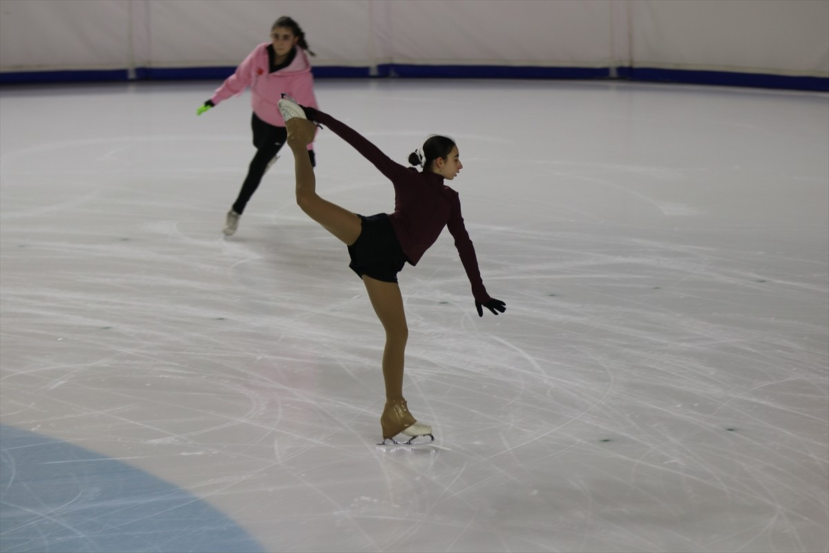 Artistik Buz Pateni Türkiye Şampiyonası, Kocaeli'de start aldı Türkiye Buz Pateni Federasyonunu...
