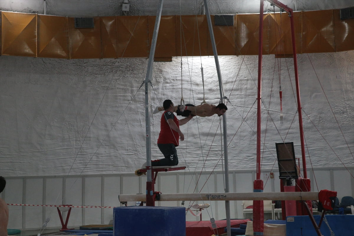 Artistik Cimnastik Erkek Milli Takımı, uluslararası organizasyonlara hazırlık kapsamında Bolu'da...
