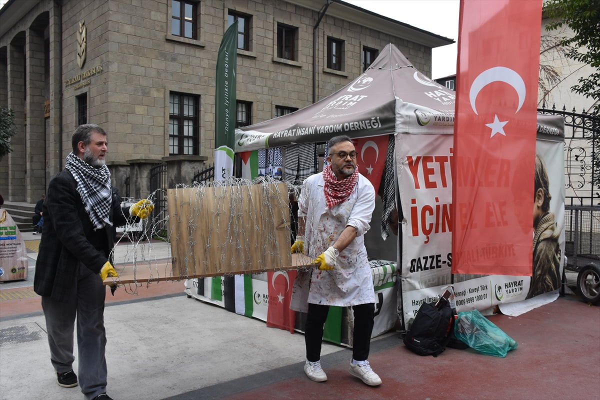 Artvin Çoruh Üniversitesi Sanat ve Tasarım Fakültesi Öğretim Üyesi Dr. Kemal Sağlam (sağda)...
