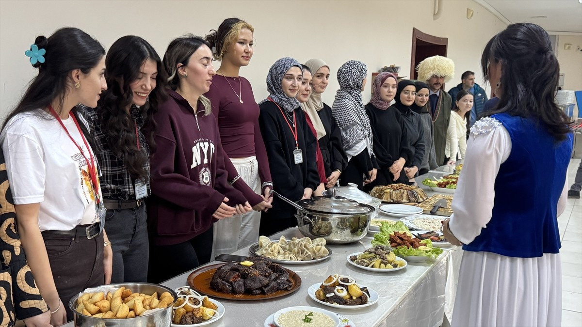 Artvin Çoruh Üniversitesinde (AÇÜ) düzenlenen "Orta Asya'dan Anadolu'ya Sofra Lezzetleri"...