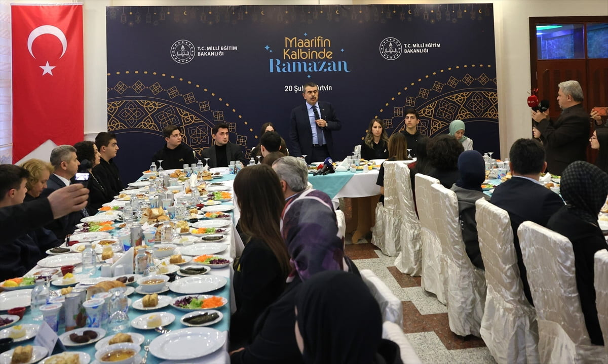 Artvin DSİ 26. Bölge Müdürlüğü'nde düzenlenen "Maarifin Kalbinde Ramazan" temalı "İftarda...