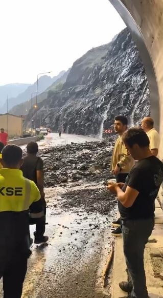 ARTVİN-ERZURUM KARA YOLUNDA ETKİLİ OLAN SAĞANAK YAĞIŞ SONRASI MEYDANA GELEN HEYELANDAN, ARACININ...