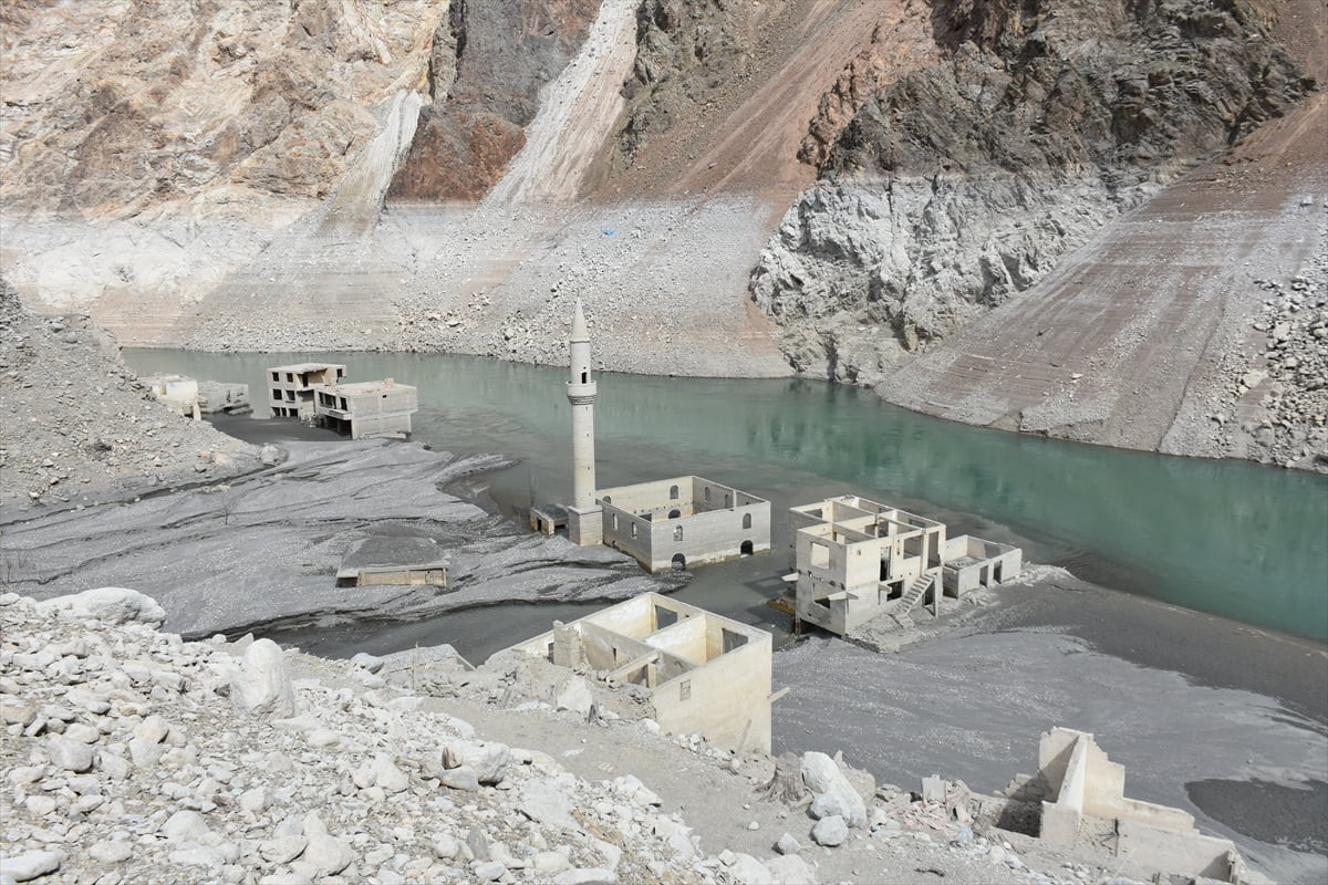 Artvin'de 2012'de hizmete açılan Deriner Barajı ve Hidroelektrik Santrali (HES) suları altında...