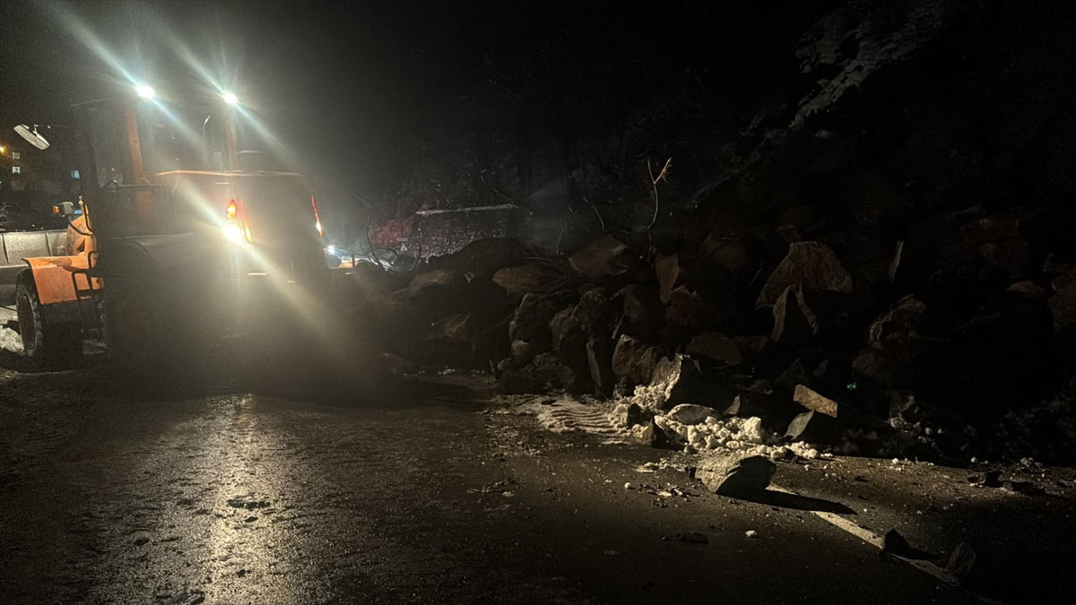 Artvin'de heyelan nedeniyle kapanan Artvin-Hopa kara yolu, tek şeritten kontrollü olarak ulaşıma...