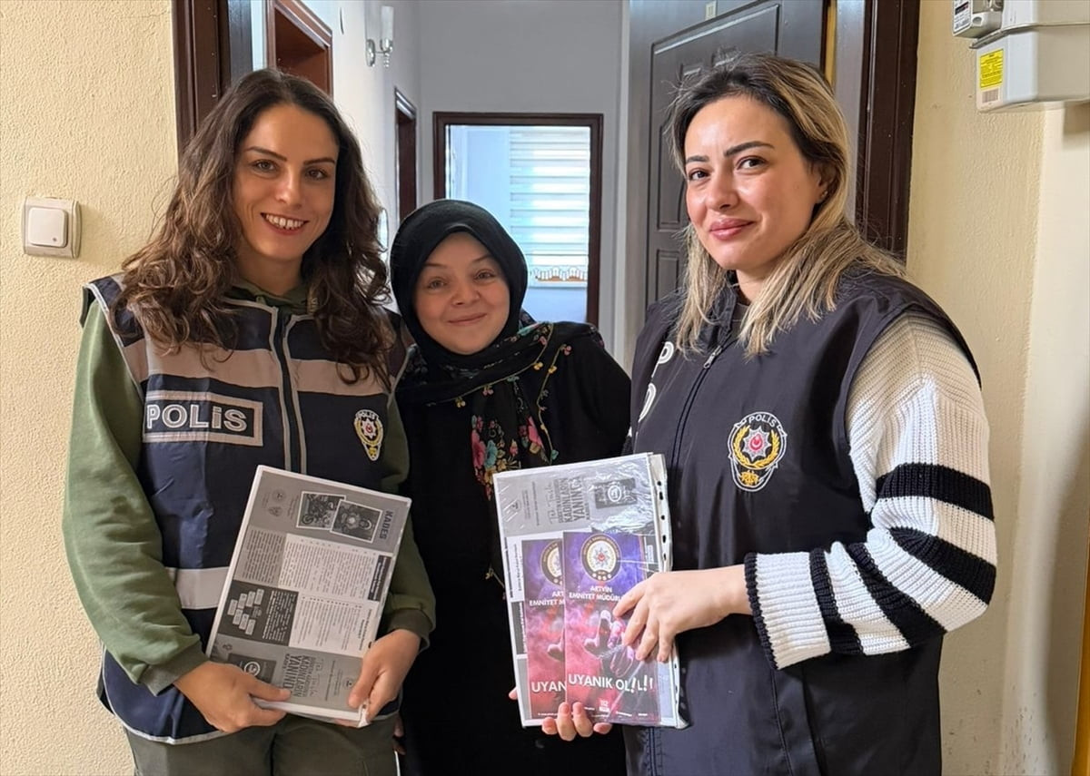 Artvin'de İl Emniyet Müdürlüğü ekipleri, önleyici bilgilendirme faaliyetleri kapsamında il...