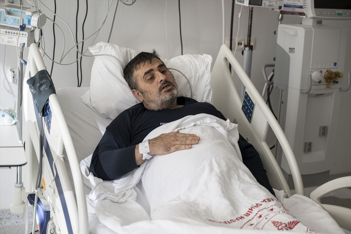 Artvin'de kalp krizi geçiren 45 yaşındaki Yunus Çoruh, entübe ve solunum cihazına bağlı şekilde...