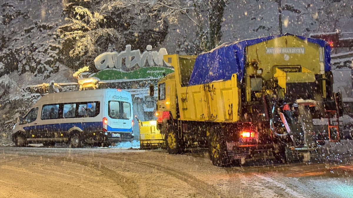 Artvin'de kar yağışı etkili oldu. Kentte akşam saatlerinde başlayan kar yağışı nedeniyle caddeler...