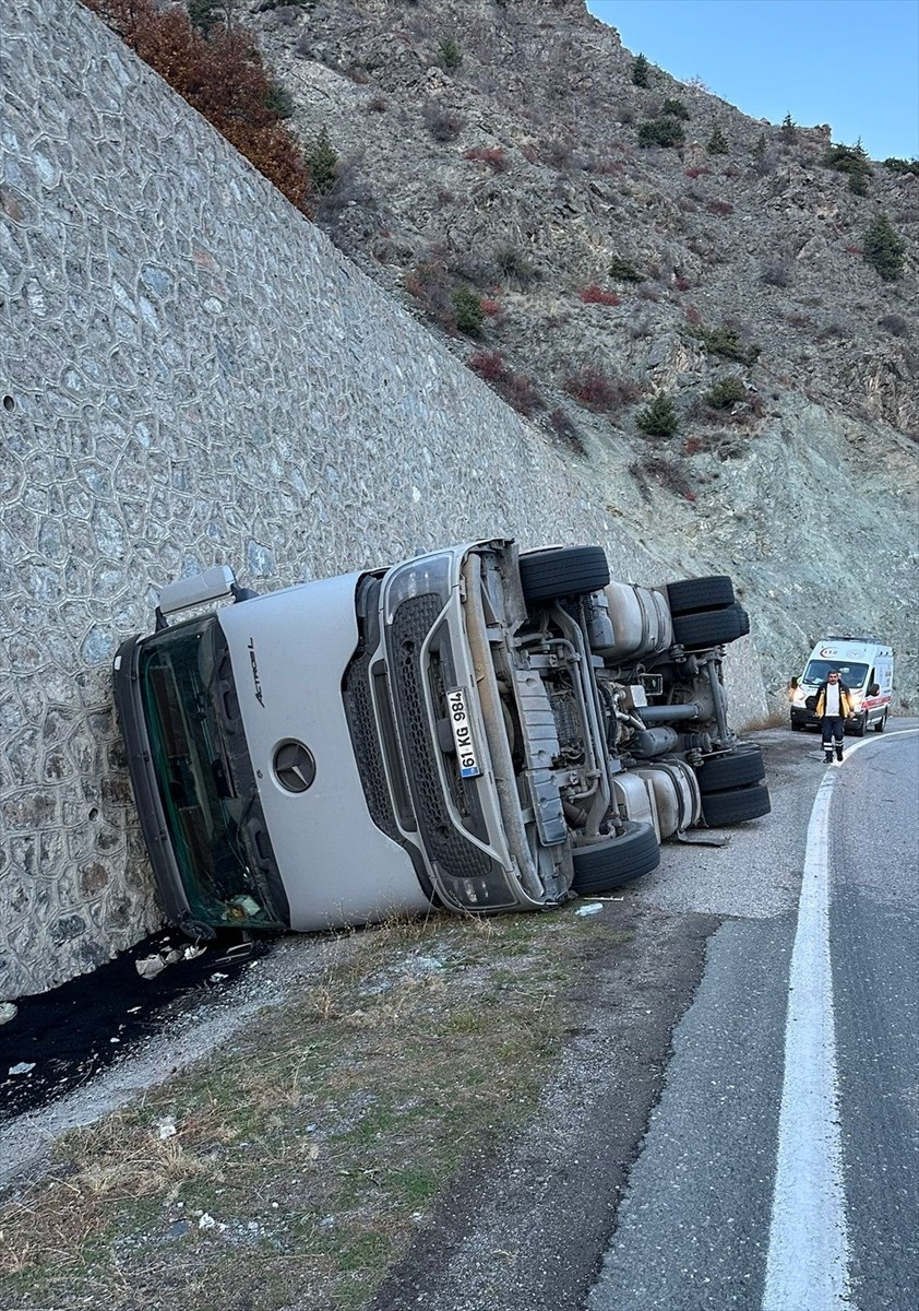 Artvin'de kömür yüklü tırın devrilmesi sonucu sürücü yaralandı.