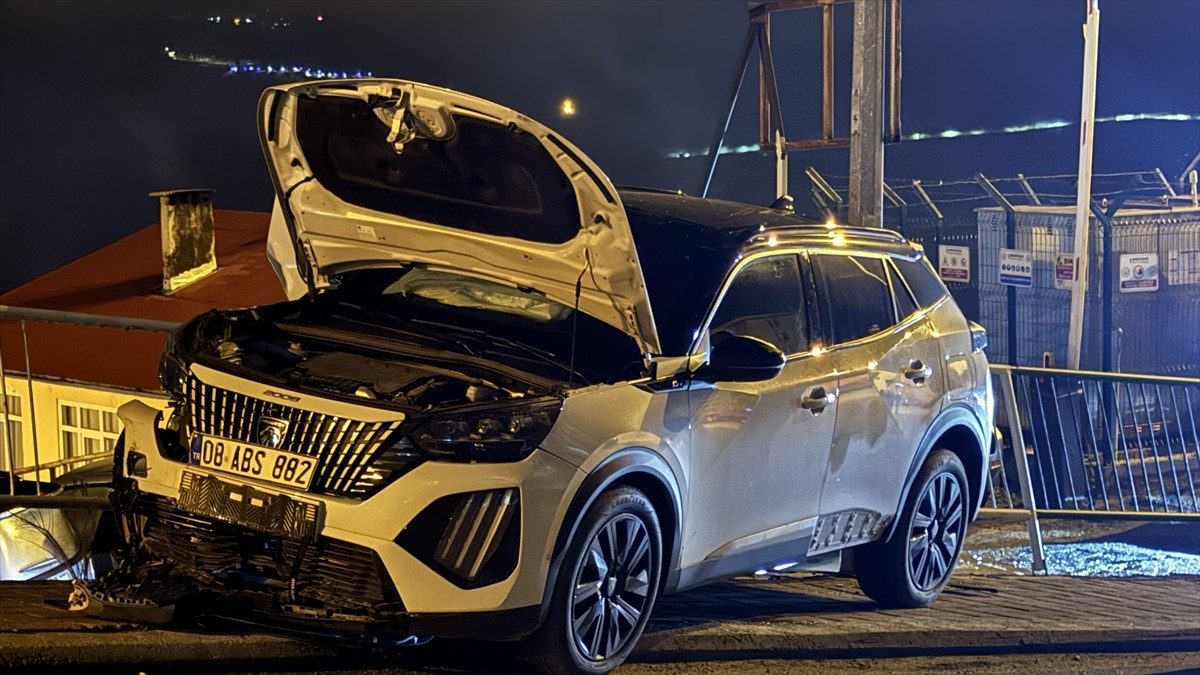 Artvin'de, otomobilin park halindeki minibüse çarptığı kazada 3 kişi yaralandı.