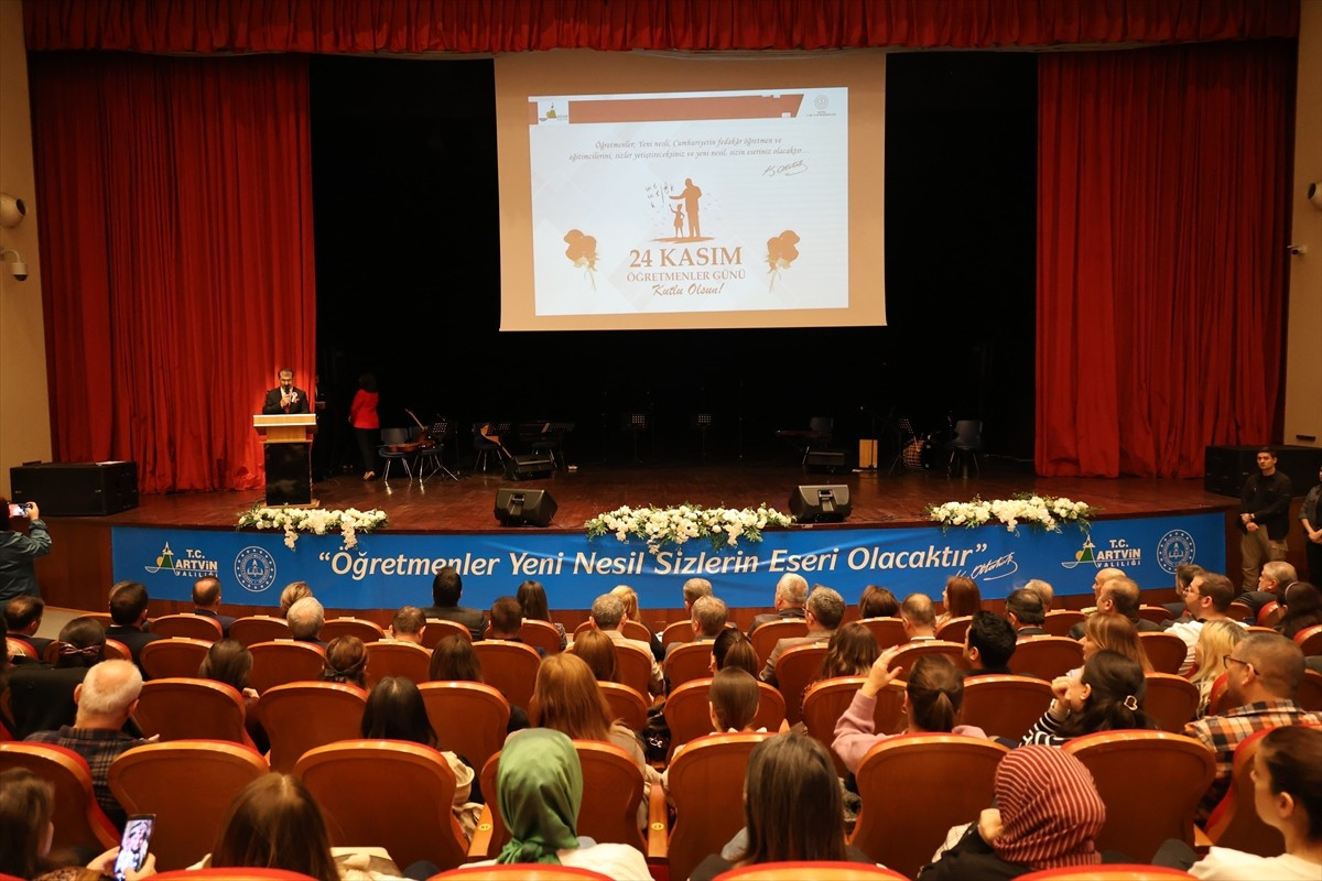 Artvin'de "24 Kasım Öğretmenler Günü" kutlamaları kapsamında program düzenlendi. İl Milli Eğitim...