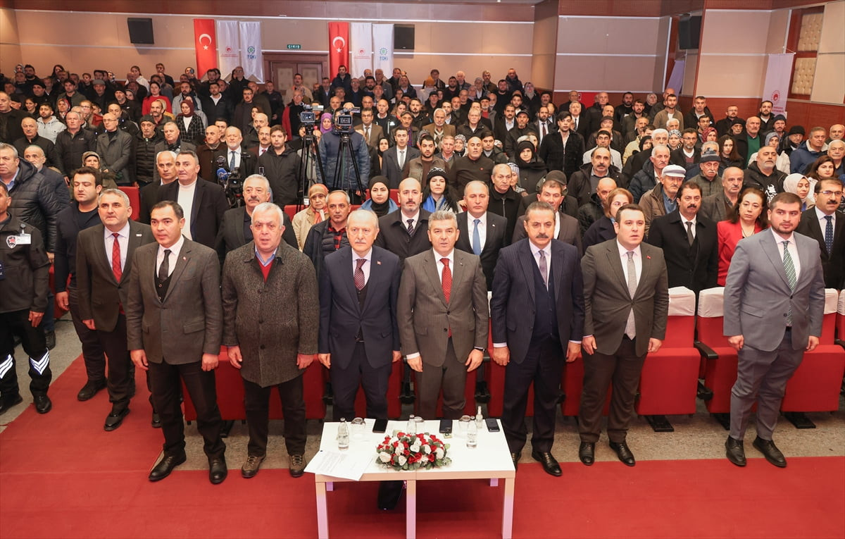  Artvin'de Yüzyılın Konut Projesi kapsamında inşa edilecek 1020 konutun hak sahipleri kura...