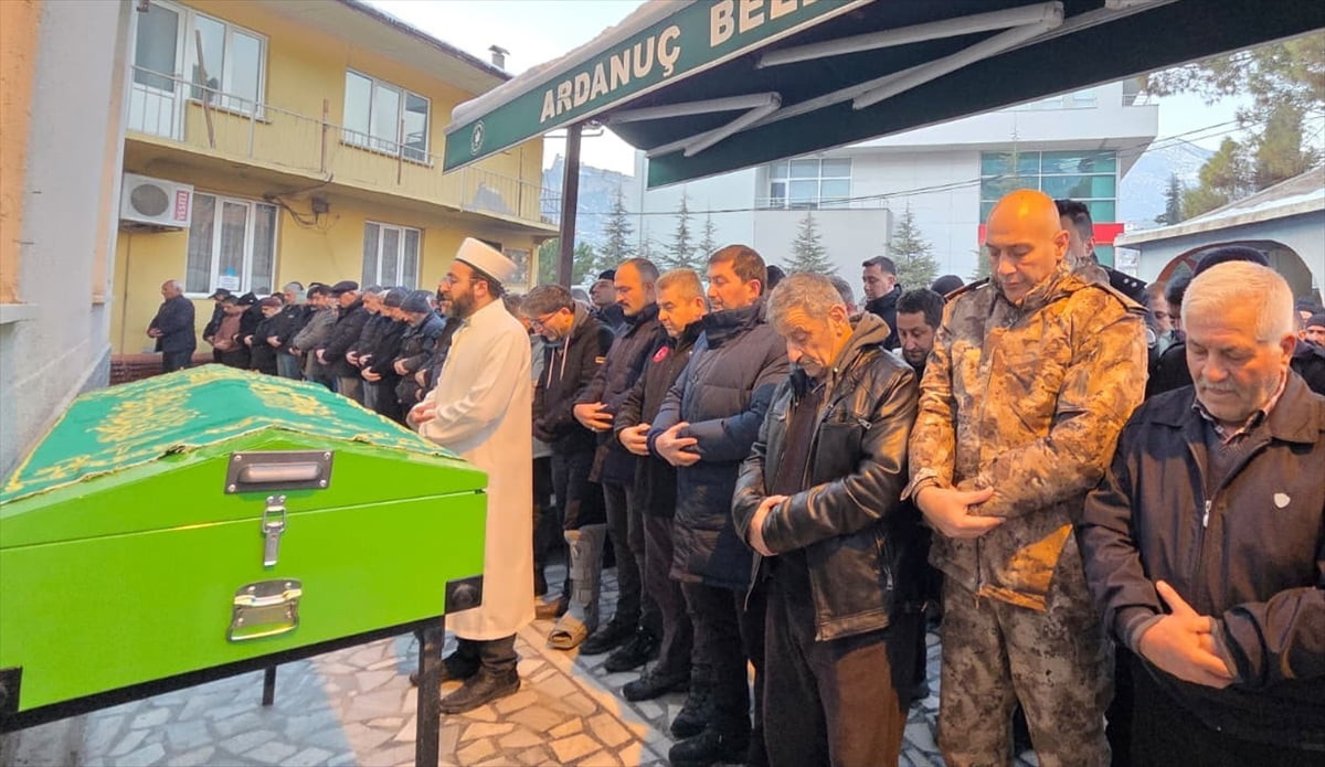 Artvin'in Ardanuç ilçesinde 4 gün önce düşen çığda hayatını kaybeden çoban Suat Temel'in cenazesi...