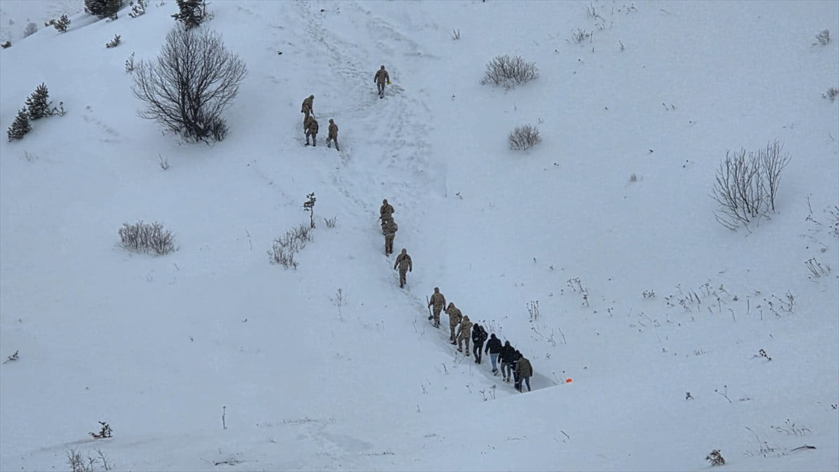 Artvin'in Ardanuç ilçesinde çığ altında kalan 2 çobanı arama çalışmalarına başlandı. AFAD Artvin...