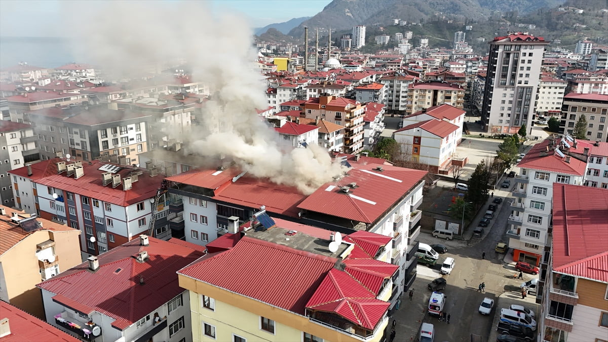 Artvin'in Arhavi ilçesinin Boğaziçi Mahallesi'ndeki 7 katlı binanın çatısında çıkan yangın...
