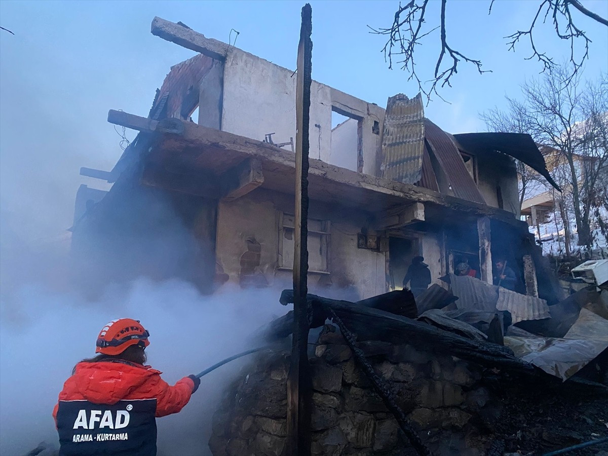 Artvin'in Şavşat ilçesinde çıkan yangında iki katlı ahşap ev zarar gördü.