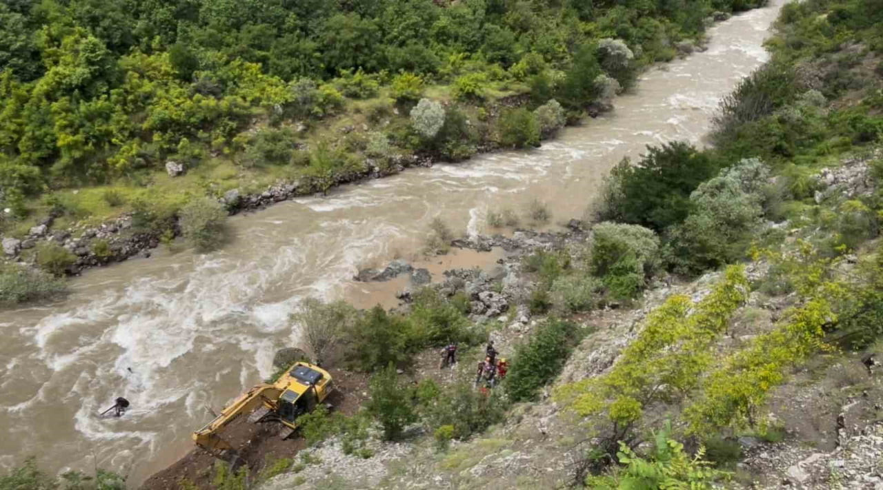 ARTVİN'İN ŞAVŞAT İLÇESİNDE İÇİNDE BABA İLE OĞLUNUN BULUNDUĞU OTOMOBİLİN ŞAVŞAT DERESİ'NE DÜŞMESİ...