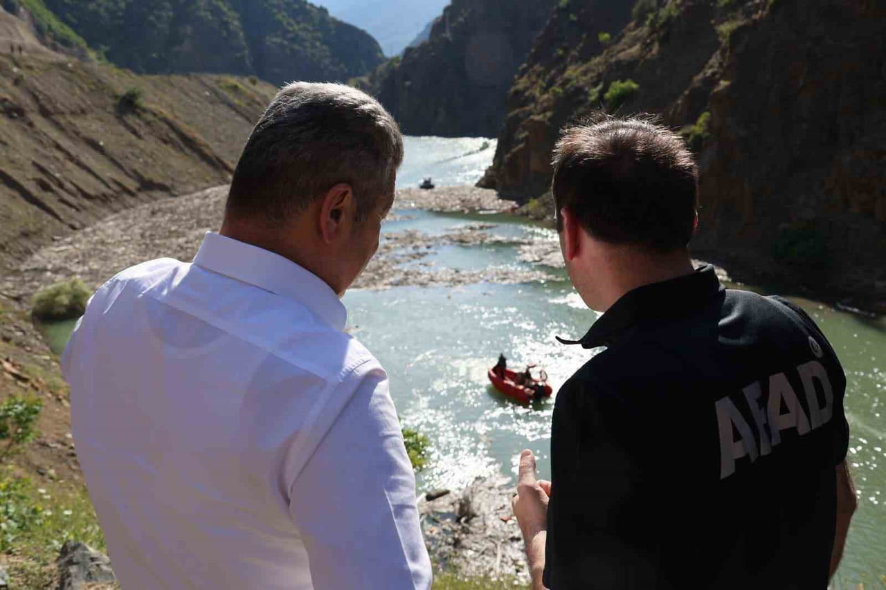 ARTVİN'İN ŞAVŞAT İLÇESİNDE KAMYONUN DEREYE DEVRİLMESİ SONUCU KAYBOLAN BABA VE OĞLUNDAN OĞLUN...