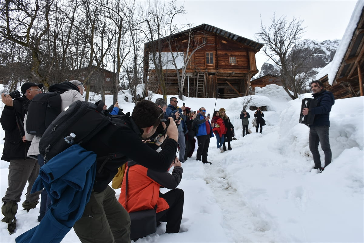 Artvin'in Şavşat ilçesinde, Karçal Dağları eteklerinde yer alan Maden köyü, doğal güzelliği, ahşap...
