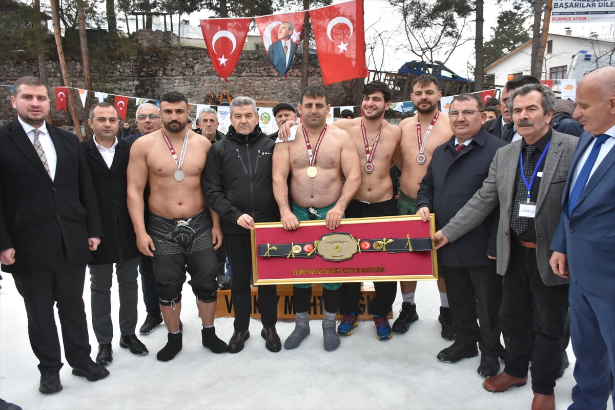  Artvin'in Şavşat ilçesinde "29. Kar Üstü Karakucak Güreşleri" yapıldı.Valilik koordinesinde  1370...