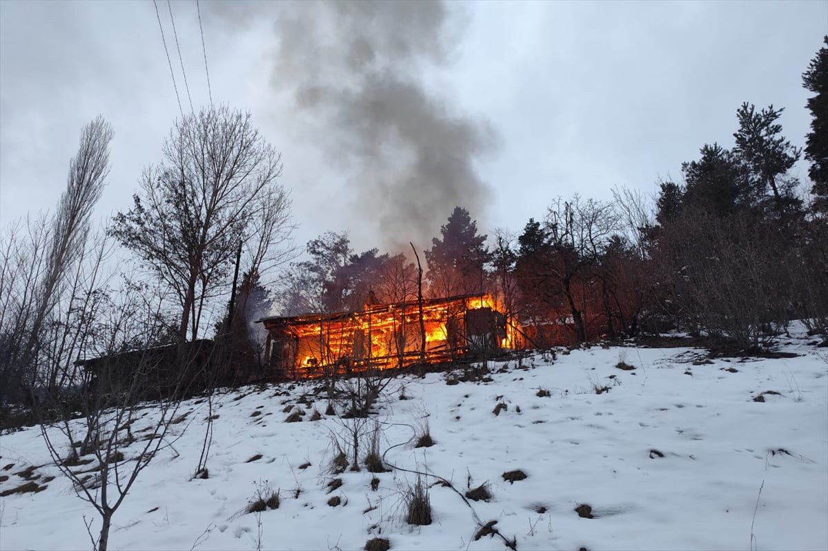 Artvin'in Şavşat ilçesinde tek katlı ahşap ev yandı.