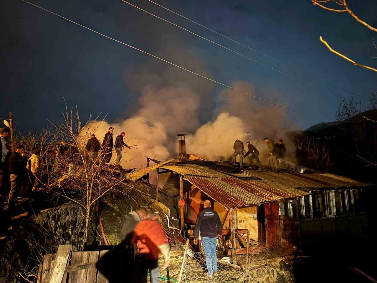 ARTVİN’İN ARDANUÇ İLÇESİNDE ÇIKAN YANGINDA BİR EV VE ODUNLUK ZARAR GÖRÜRKEN,  EKİPLERİN...