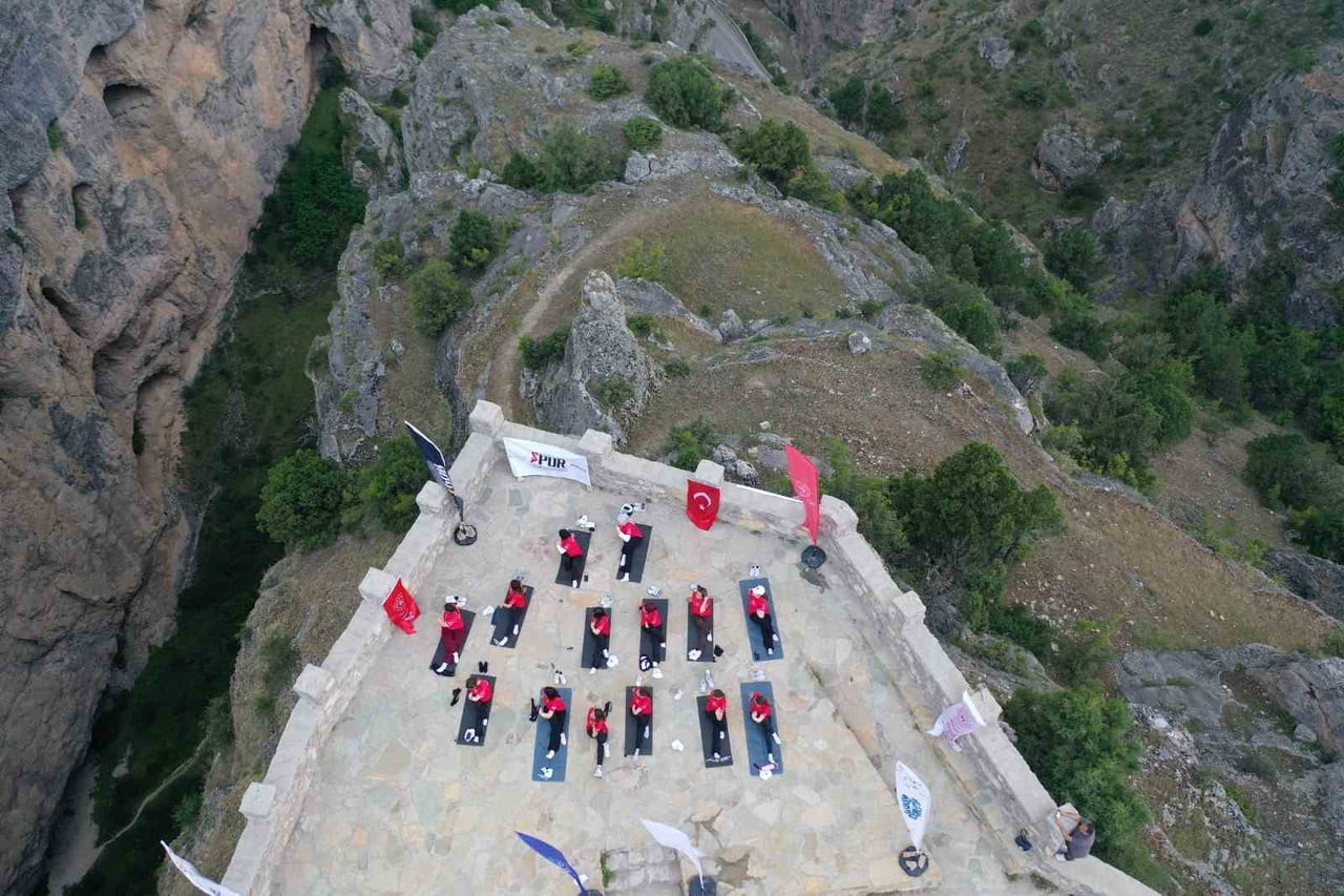 ARTVİN’İN ARDANUÇ İLÇESİNDEKİ CEHENNEM DERESİ KANYONU’NDA 21 HAZİRAN DÜNYA YOGA GÜNÜ KAPSAMINDA...
