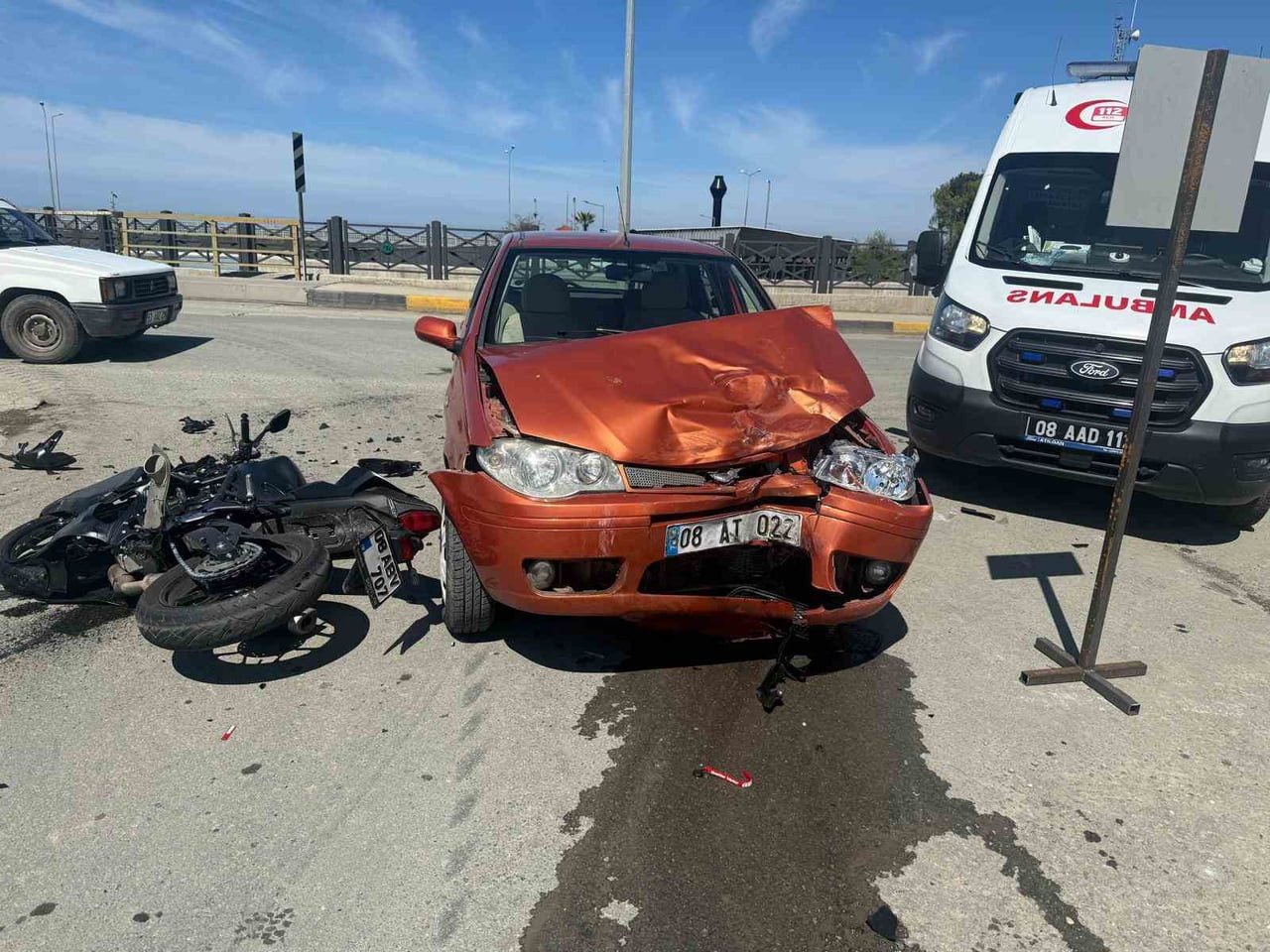 ARTVİN’İN ARHAVİ İLÇESİNDE OTOMOBİL İLE MOTOSİKLETİN ÇARPIŞTIĞI KAZADA AĞIR YARALANAN MOTOSİKLET...