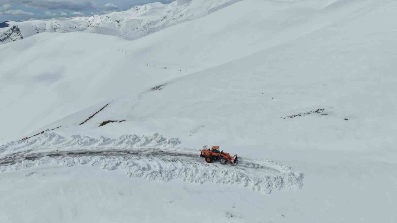 ARTVİN’İN BİLBİLAN YAYLASINDA SÜRDÜRÜLEN KARLA MÜCADELE ÇALIŞMALARI SIRASINDA BÖLGEDE YER YER 2...