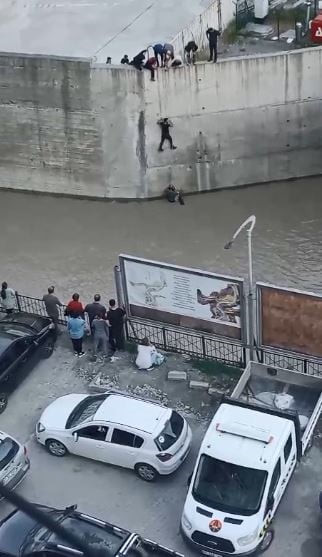 ARTVİN’İN BORÇKA İLÇESİNDE DEREYE DÜŞEREK AKINTIYA KAPILAN 11 YAŞINDAKİ ÇOCUK, VATANDAŞLARIN...