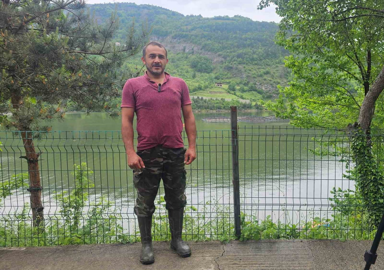 ARTVİN’İN BORÇKA İLÇESİNDE DEREYE DÜŞEREK AKINTIYA KAPILAN 11 YAŞINDAKİ E.Y.’Yİ, VATANDAŞLAR...