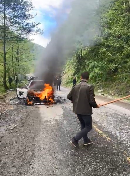ARTVİN’İN BORÇKA İLÇESİNDE SEYİR HALİNDEYKEN MOTOR KISMINDAN ALEV ALAN OTOMOBİL KISA SÜREDE...