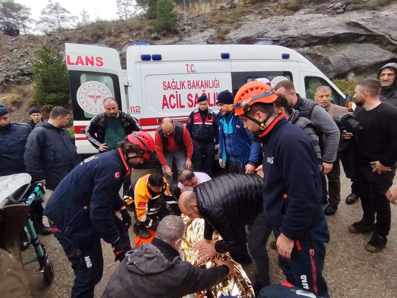 ARTVİN’İN BORÇKA İLÇESİNDE YAKLAŞIK 100 METRELİK UÇURUMA YUVARLANAN ARACIN SÜRÜCÜSÜ YARALI OLARAK...