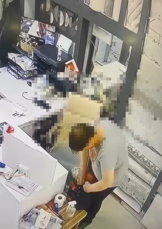 ARTVİN’İN HOPA İLÇESİNDE BİR İŞ YERİNDEN ÇANTA ÇALAN ŞÜPHELİ, GÜVENLİK KAMERALARINA YANSIYAN...