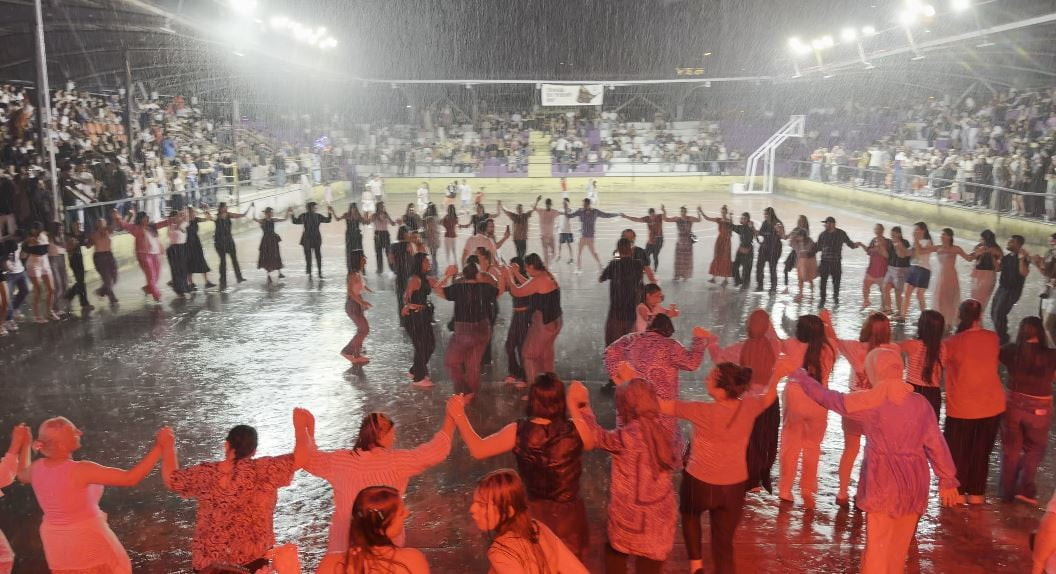 ARTVİN’İN HOPA İLÇESİNDE DÜZENLENEN KONSERDE ANİDEN BASTIRAN SAĞANAK YAĞMURA YAKALANAN...