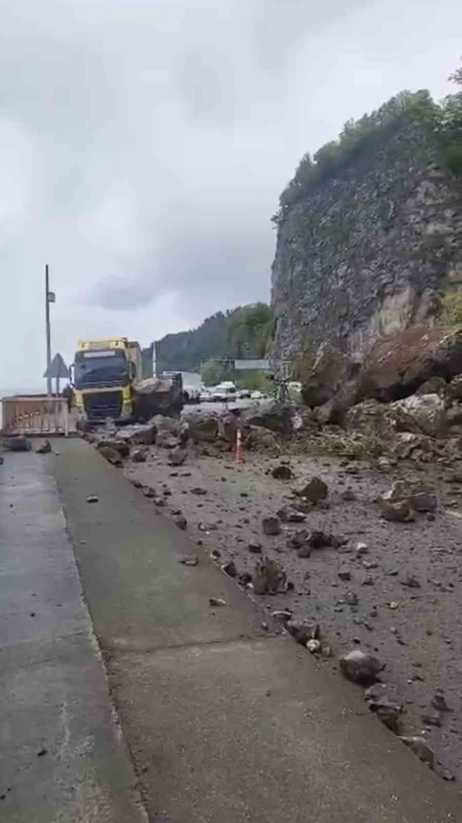 ARTVİN’İN KEMALPAŞA İLÇESİNDE MEYDANA GELEN HEYELAN, SARP SINIR KAPISI YOLUNDA ULAŞIMIN DURMASINA...