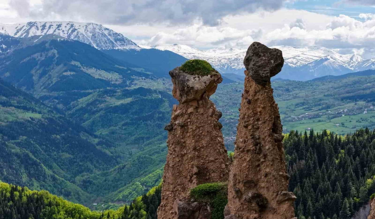 ARTVİN’İN "SAKİN ŞEHİR" ÜNVANLI ŞAVŞAT İLÇESİNDE YER ALAN PERİBACALARI VE HEMEN ÜST BÖLÜMÜNDEKİ...