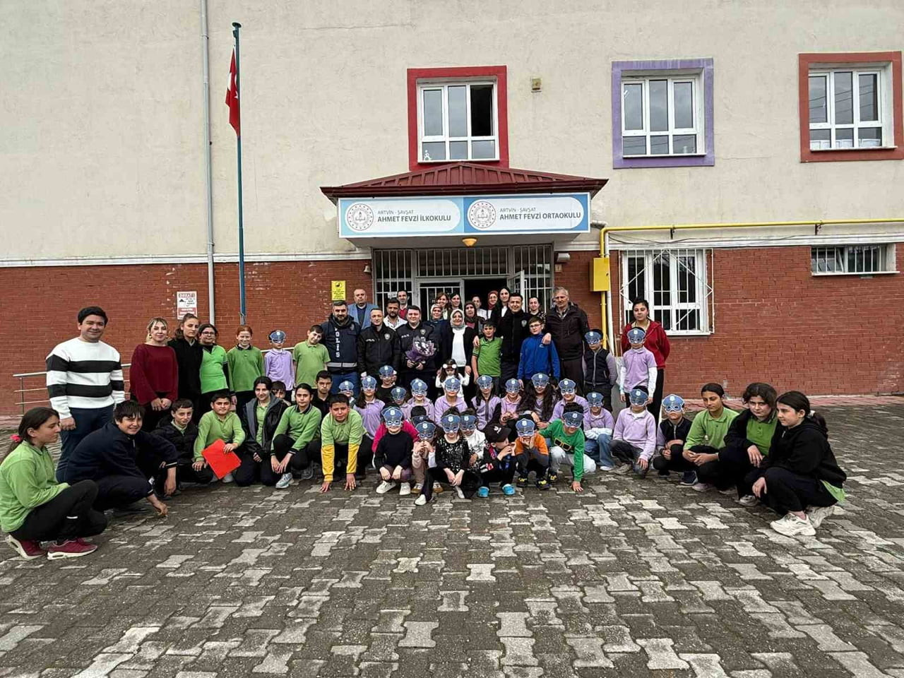 ARTVİN’İN ŞAVŞAT İLÇESİNDE, OKUL ÇEVRESİNDE ÖĞRENCİLERE RAHATSIZLIK VEREN ŞÜPHELİ ŞAHISLAR OLDUĞU...