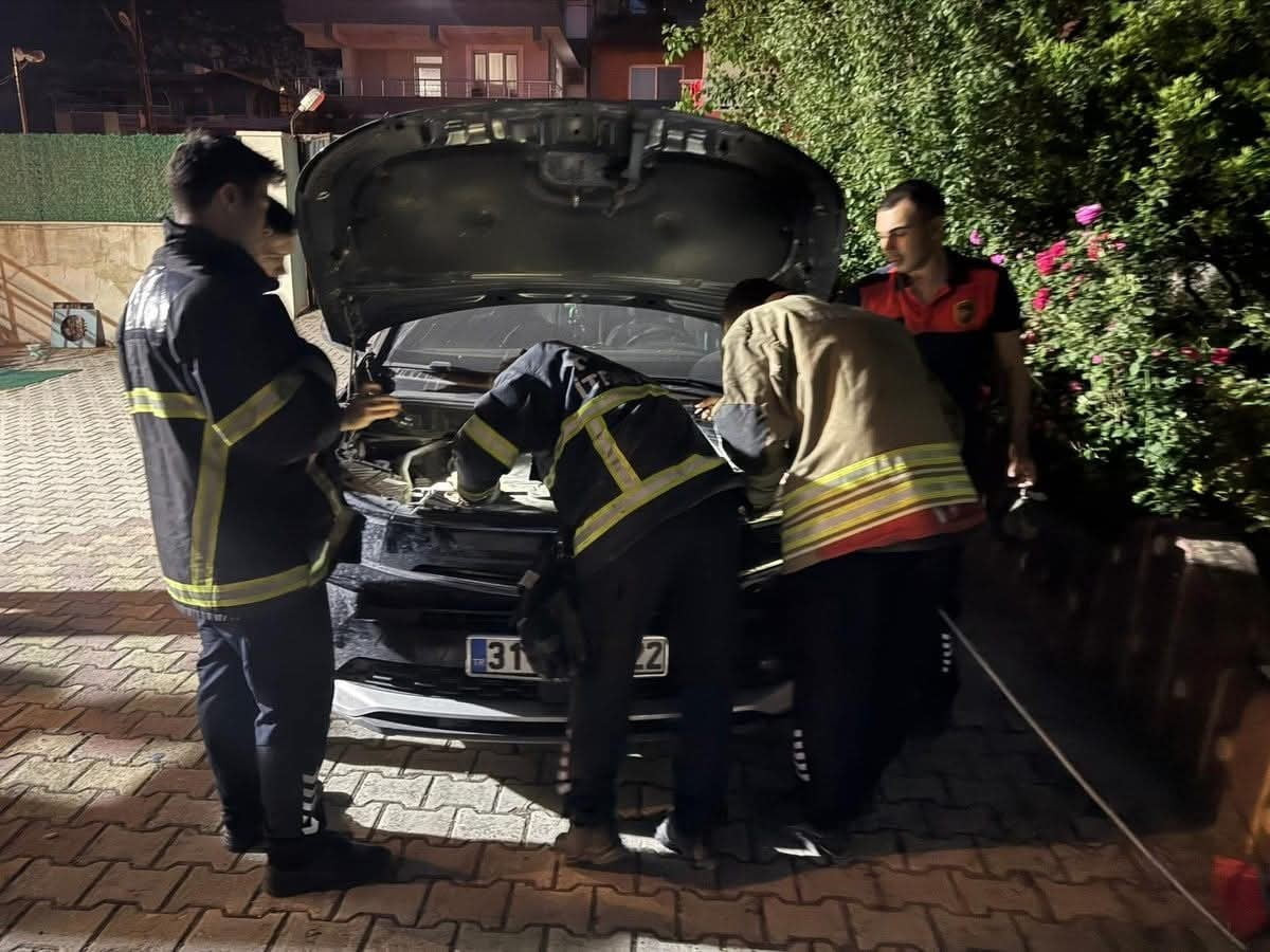 ASA ARAÇIN MOTOR KISMINDA MAHSUR KALAN KEDİYİ İTFAİYE EKİPLERİ TARAFINDAN KURTARILDI (FOTOĞRAFLI)...