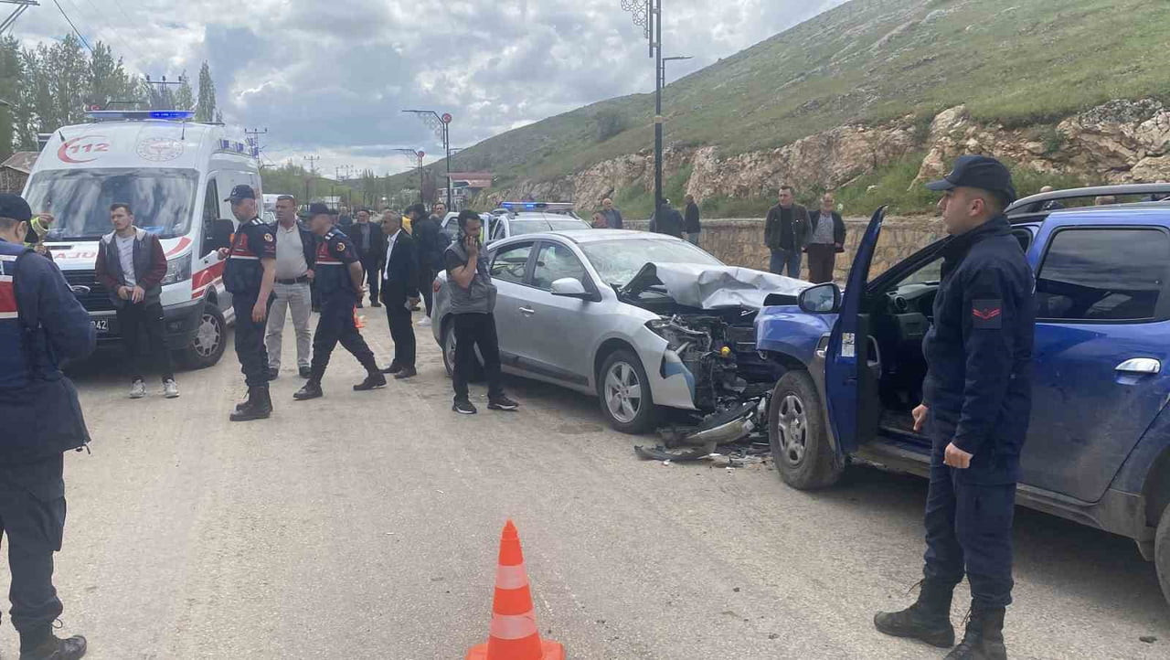 ASA KAFA KAFAYA ÇARPIŞTILAR, 8 KİŞİ YARALANDI (GÖRÜNTÜLÜ-FOTOĞRAFLI) TUFAN ÖZYAŞIN-SANCAR ALP...