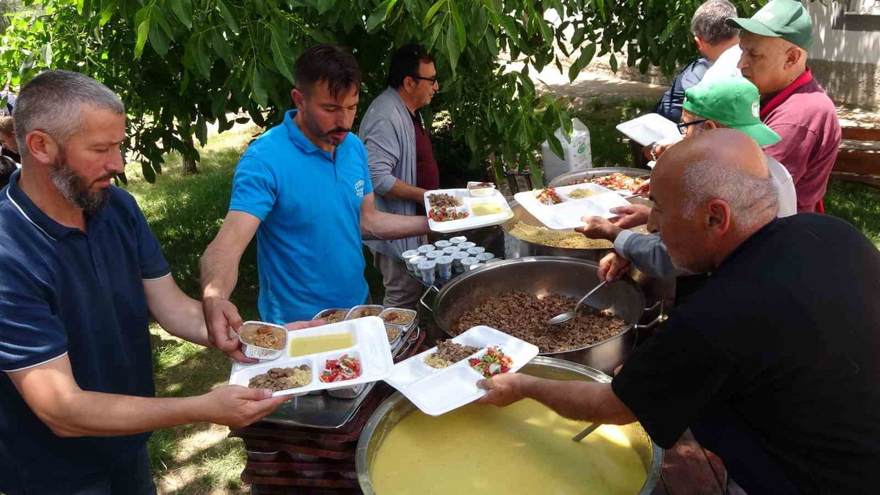 AŞAĞIKARAKAYA KÖYÜNDE YEMEK VE AŞURE İKRAM EDİLDİ.
